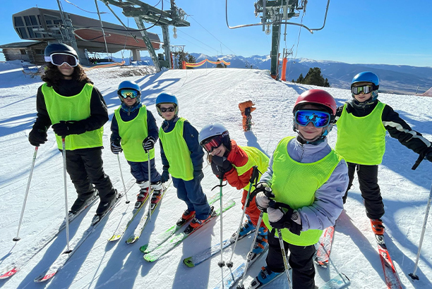 Vacances pour tous - colonies de vacances  - Font-Romeu/Pyrénées 2000 - Skier et vivre à la montagne