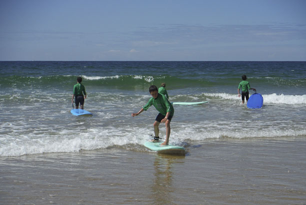 Vacances pour tous - colonies de vacances  - Mornac-sur-Seudre - Stage de surf  à l'océan